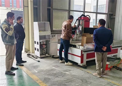 ลูกค้าอีกรายมาดูเราเตอร์ Cnc ของเรา